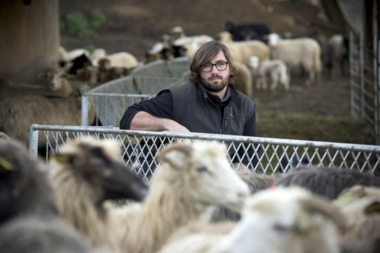 Cedric Raffini sur son exploitation Cedric Raffini sur son exploitation